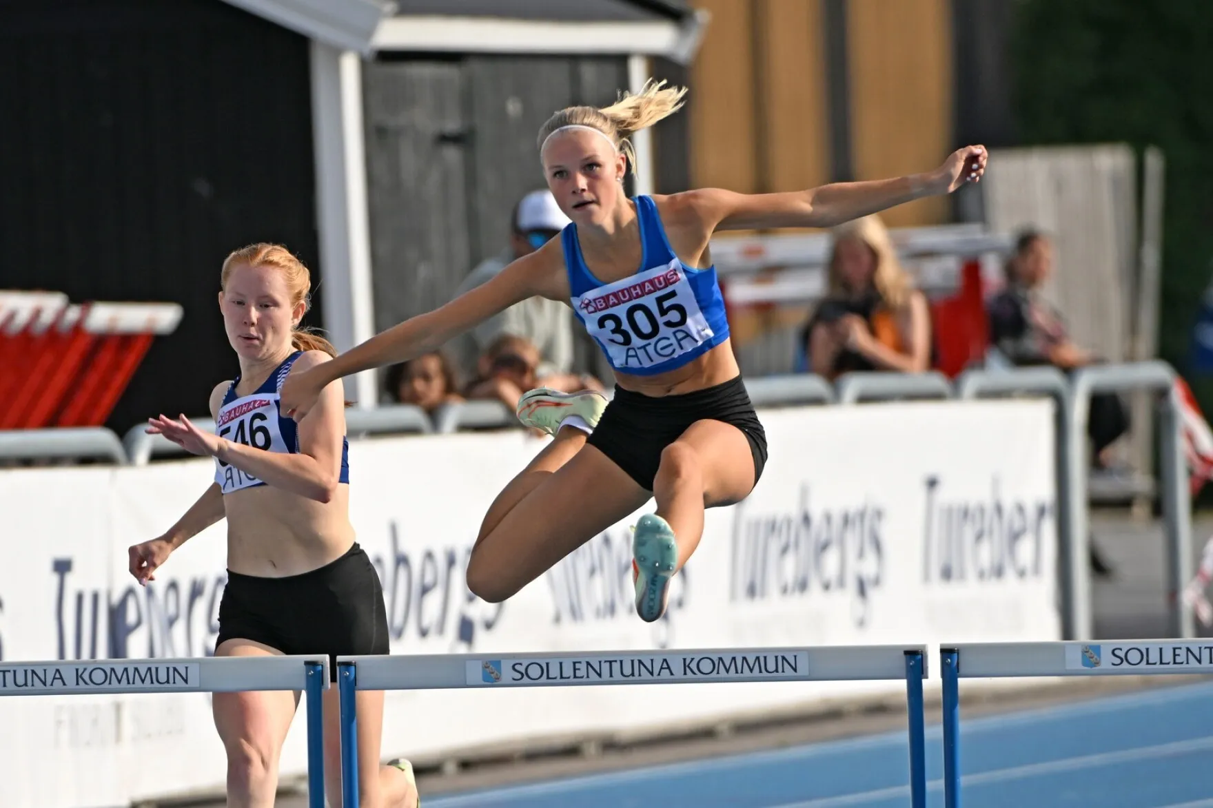 Elenie Carlsson i aktion på sin favoritdistans – 400 meter häck. Foto: Hasse Sjögren DECA Text&Bild