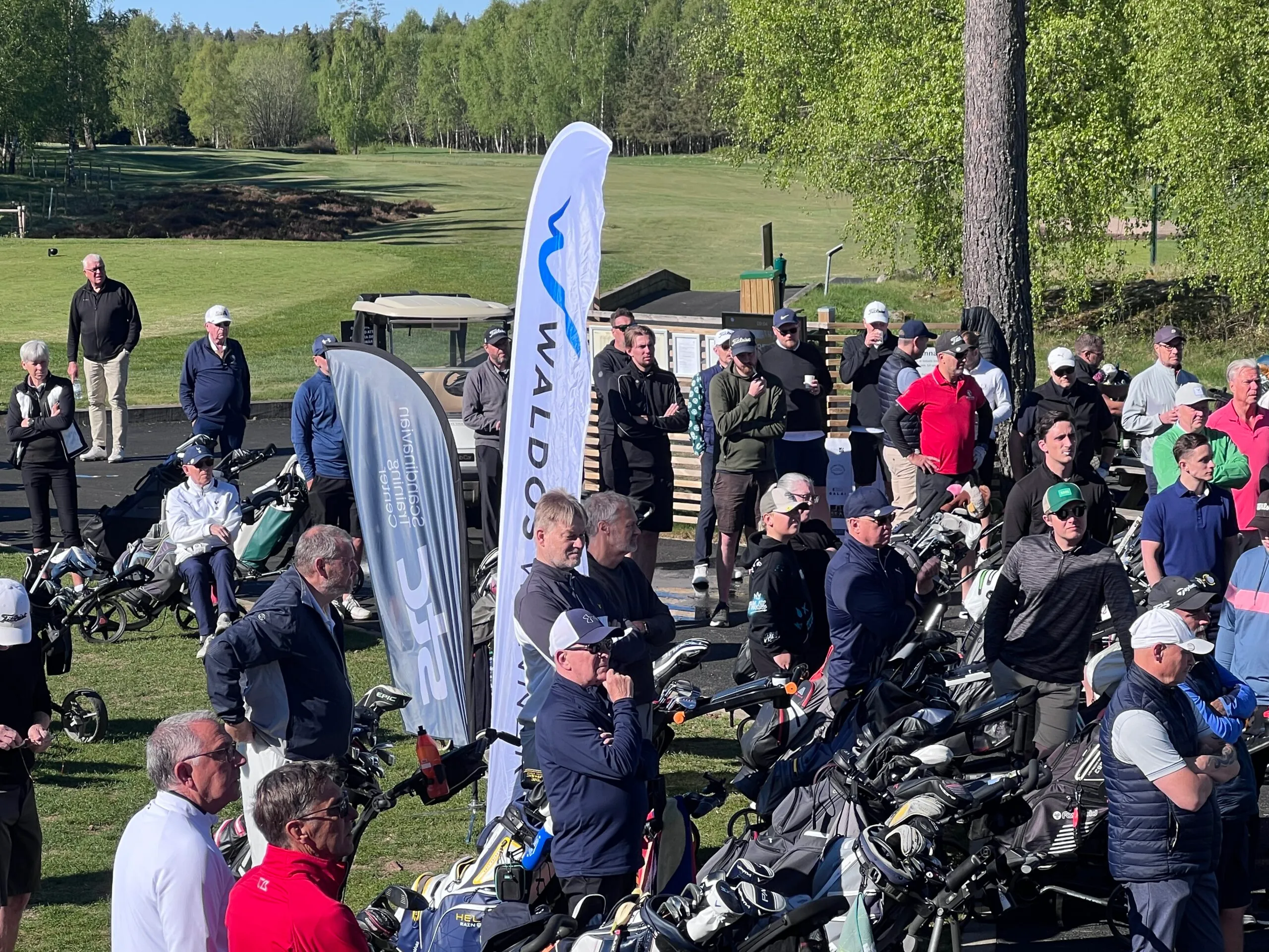 Startfältet samlat kring Waldos Wänners flagga på Glasrikets GK
